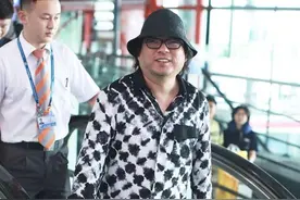 “矮大紧”高晓松太逗，戴渔夫帽难掩“幸福肥”，大腹便便好憨厚图片