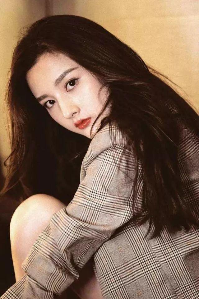 港风的高级感把可爱风秒成渣渣，18岁的袁咏仪造型成经典