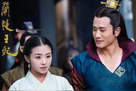 张含韵彭冠英领证了？张含韵现身否认，两人拍《兰陵王妃》太甜了图片