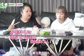 韩国女星早餐吃外卖，烤五花肉、泡菜饼和炒饭，两姐妹吃得很开心视频封面