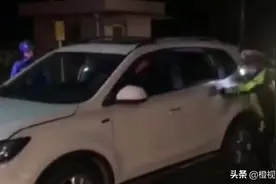 汽车抛锚铁道路口，火车即将驶来，警察连拖带拽移走车辆图片