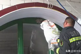 既是“捕蛇者”又是“驱蝠侠”，果然是万能的消防员图片