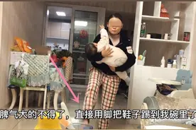 宝宝凌晨哭闹不止，愤怒宝妈将拖鞋踢进丈夫碗里，网友：做得好图片
