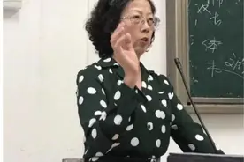 大学“精致老师”走红，穿衣打扮很时髦，学生：好像在看走秀图片