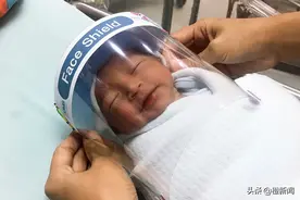 泰国医院为新生婴儿戴透明防护面罩   减低病毒传播风险图片