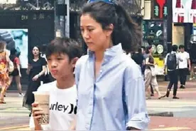 袁咏仪带着儿子逛街，母子两人十指紧扣，画面温馨有爱图片