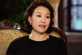 陈冲美国豪宅内遵守“居家令”，发文描述当地狂抢厕纸的可笑行径图片