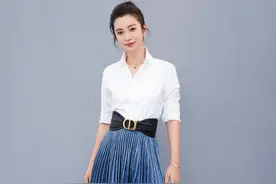 李冰冰真会穿，白衬衫配丝绒百褶裙好减龄，"A4腰"真让人羡慕图片