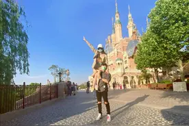 戚薇坐老公肩上拍照，女儿当小摄影师，家庭地位女王级别图片