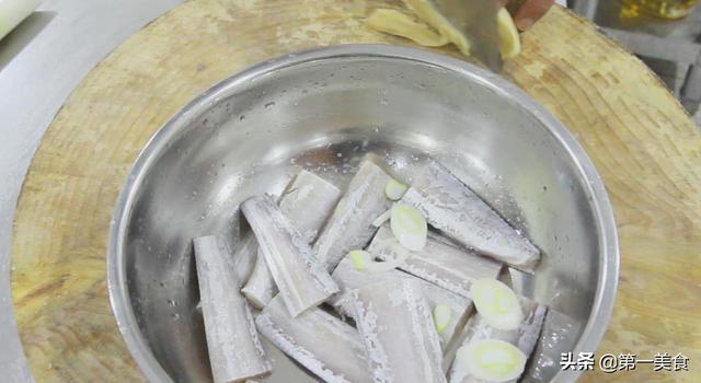 干炸带鱼需要挂糊吗？这才是正确做法，焦香酥脆，新手也能轻松做
