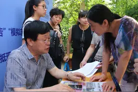 让人又爱又恨的大学，学生毕业就能进入“官场”，却要求北京户口图片