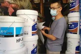 大批假机油被查获图片