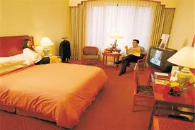 情侣入住酒店，一定不要关厕所灯，否则可能面临不法分子图片