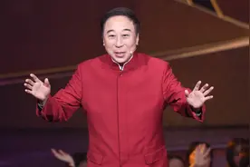 63岁冯巩为兄长庆生！长相酷似被误认为父子，身居豪宅内部朴素图片