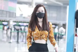 张萌的腰才是魅力的关键，土黄衬衫系在腰上，这腰快和大腿一样粗图片