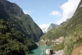 重庆牧民上山发现千年寒冰洞，惊现冬春冰融，夏季结冰奇观图片