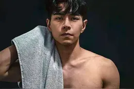 TVB男神秀腹肌，自曝为身材整天不喝水，情史丰富被指太风流？图片