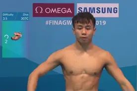 马来西亚选手擦着跳板入水，看看这个动作，解说吓得倒吸气！视频封面