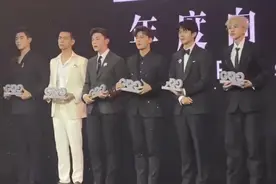 当红男星帅气合影，陈飞宇太高，李易峰、邓伦、李现差不多高图片