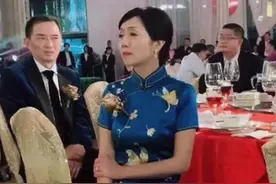 “高颜值岳母”走红，女儿出嫁忍不住哭泣，网友：仙女落泪图片
