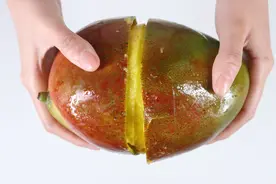 芒果根本不用刀去皮，这个方法，快速去皮还不脏手，很多人都想学视频封面