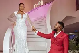 婚礼现场新郎带6名怀孕女友闪亮出场，全程淡定还一起合影图片