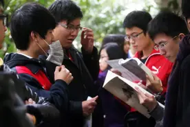 二本学生就业陷入尴尬局面，双面夹击就业困难，家长感慨书白读了图片