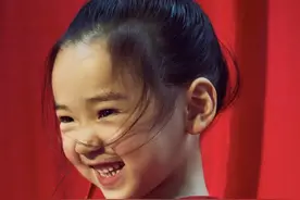 董璇女儿六一写真照，红色古风裙配丸子头呆萌可爱，笑起来好妈妈图片