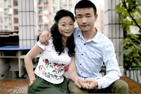 2016年，重庆23岁小伙闪婚46岁李良友，5年过去恩爱如初图片