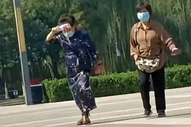 杜新枝又说谎：和郭希志出游被拍，一同亲密交谈，庭审时说不认识图片