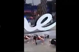 健身奶奶团街头做俯卧撑，最大年龄70岁图片