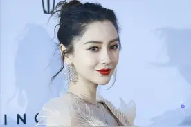 费加罗盛典红毯：杨颖穿高定出彩，曾黎戴新疆棉上场，张碧晨沧桑图片