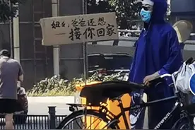 郑州5号线地铁口鲜花摆30米长，遇难者父亲穿雨衣等着接女儿妞妞回家，我们记录了25条卡片寄语图片