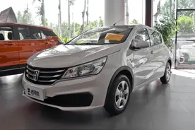 5万元买台正经5座车，有品质而且油耗低，带你看宝骏310图片