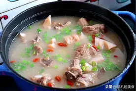 炖排骨时，不要只懂焯水，记住炖前多做两步，排骨汤无腥味香味浓图片