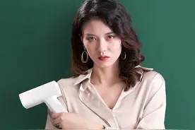 你怎么能忍受衣服皱巴巴 让手持挂烫机帮你维持体面图片