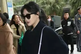 大S低调露面，一身黑表情冷酷，换发型剪刘海瞬间年轻不少图片