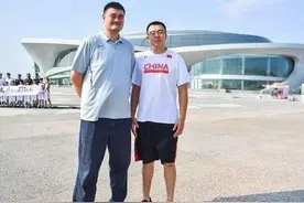 这不是P图，姚明体型真这么夸张！犀牛在身边似大狗 水里似浩克图片