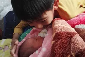 大宝二宝，由陌生到天天贴在一起，育儿路上，我们一起长大图片