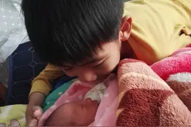 大宝二宝，由陌生到天天贴在一起，育儿路上，我们一起长大图片