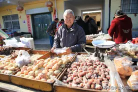 大叔靠老脸做招牌在集市卖舌尖上美食，日赚2千元，他做的啥营生图片
