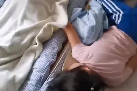 山东一爸爸幼儿园看闺女被小男生牵手睡觉：有种“猪来了”的感觉图片