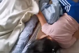 山东一爸爸幼儿园看闺女被小男生牵手睡觉：有种“猪来了”的感觉图片