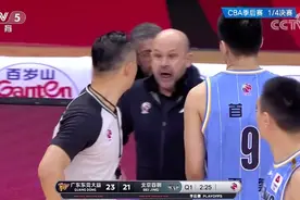 李慕豪铁肘打晕周鹏胡明轩，杜锋发飙喷闫军，2米19巨人早该罚下图片