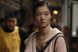 单身女民工的混居生活，一个帘子隔开的世界，“尴尬”无以言说！图片