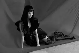 才发现金晨这么大胆了，V领连衣裙刚过臀，配蕾丝长筒靴十足迷人图片