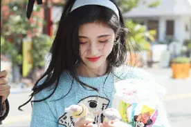 鞠婧祎穿假货引热议，业内爆料明星都会穿假货：都买真的早就破产图片