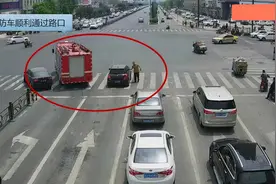 私家车让道消防车被扣6分，车主申诉遭拒绝，交警：不能闯红灯图片