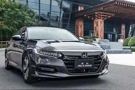 “纸糊车”人人喊打，车皮比纸还要薄，车主怒喊：滚出中国图片