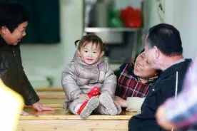 “总说疼孙子却不给花钱”，老人对待孩子真心还是假意，一眼看穿图片